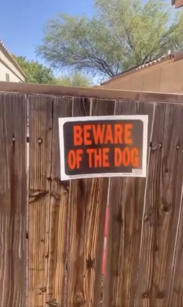 출처 : Reddit / 맹견 주의라고 적혀 있는 집 울타리